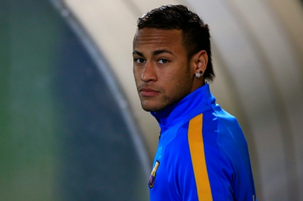 O astro brasileiro do FC Barcelona Neymar foi intimado nesta quarta-feira a depor ante um juiz que investiga seu suposto envolvimento em uma fraude relacionada com sua transfer&ecirc;ncia para o clube espanhol em 2013, informou uma fonte judicial