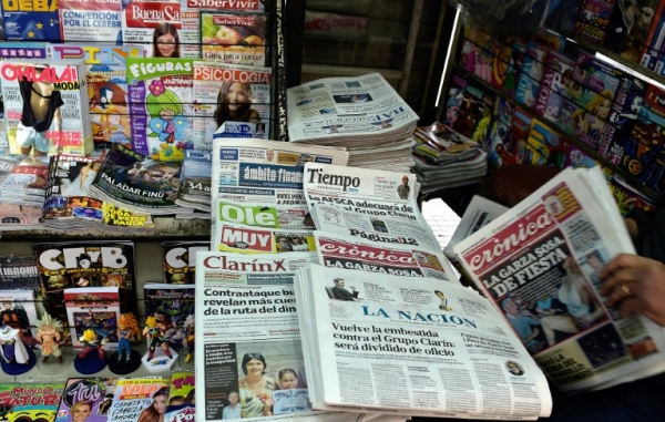 Jornais do grupo Clarin em uma banca em Buenos Aires