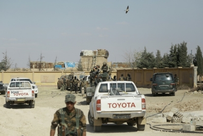 (Arquivo) Combatentes das For&ccedil;as Democr&aacute;ticas S&iacute;rias s&atilde;o vistos em Fatisah, perto de Raqa, no dia 25 de maio de 2016