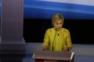 Hillary Clinton fala durante debate em 11 de fevereiro em Milwaukee