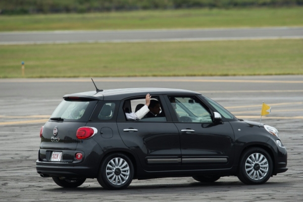 Um carro Fiat 500L usado pelo papa Francisco durante sua visita a Filad&eacute;lfia no ano passado foi leiloado por 82.000 d&oacute;lares, uma soma que ir&aacute; para institui&ccedil;&otilde;es de caridade cat&oacute;licas