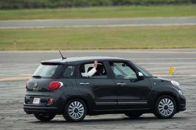 Um carro Fiat 500L usado pelo papa Francisco durante sua visita a Filad&eacute;lfia no ano passado foi leiloado por 82.000 d&oacute;lares, uma soma que ir&aacute; para institui&ccedil;&otilde;es de caridade cat&oacute;licas