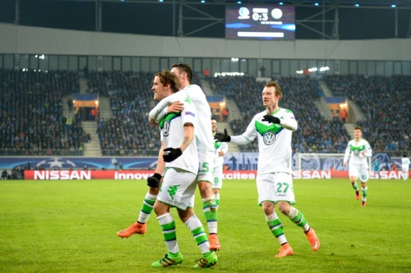 Jogadores do Wolfsburg comemoram gol durante partida contra o Gent, em Gante, no dia 17 de fevereiro de 2016