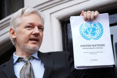 Julian Assange exibe o texto da ONU que declara sua pris&atilde;o arbitr&aacute;ria