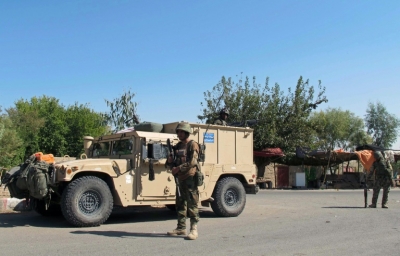 For&ccedil;as de seguran&ccedil;a afeg&atilde;s montam guarda em rua de Lashkar Gah, capital da prov&iacute;ncia de Helmand
