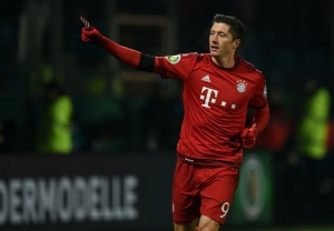 (Arquivo) O polon&ecirc;s Robert Lewandowski comemora ap&oacute;s marcar um gol contra o Bochum, em Munique, na Alemanha, no dia 10 de fevereiro de 2016