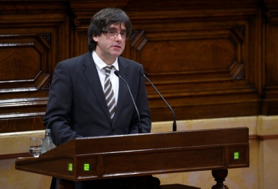 O independentista Carles Puigdemont, rec&eacute;m-empossado presidente da Catalunha, discursa no Parlamento catal&atilde;o, em Barcelona, no dia 10 de janeiro de 2016