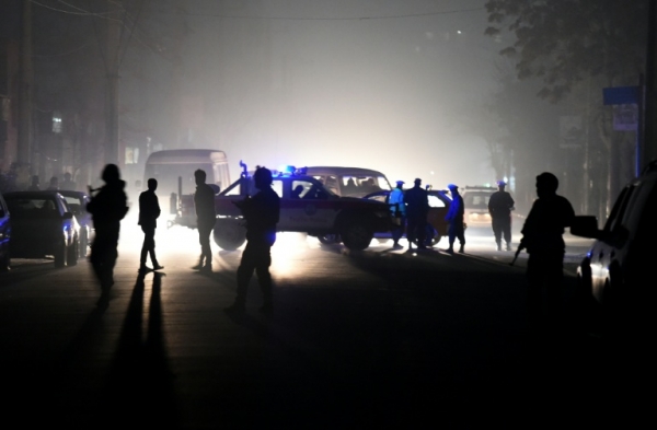 Um homem-bomba detonou a carga de explosivos nesta segunda-feira em uma estrada pr&oacute;xima do aeroporto de Cabul, anunciou o minist&eacute;rio afeg&atilde;o do Interior, sem anunciar um balan&ccedil;o de v&iacute;timas.