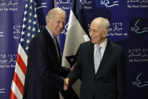O vice-presidente americano Joe Biden (E) e o ex-presidente israelense Shimon Peres apertam as m&atilde;os durante um encontro, em Tel Aviv, no dia 8 de mar&ccedil;o de 2016