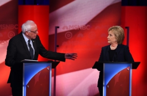 Hillary Clinton e Bernie Sanders em debate televisivo na Universidade de New Hampshire em Durham em 4 de fevereiro de 2016