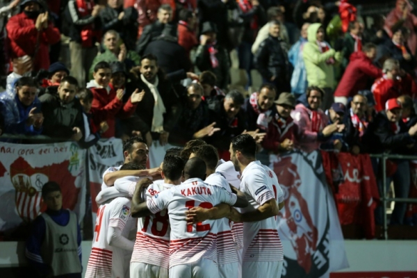 Jogadores do Sevilla comemoram gol durante partida contra o Mirand&eacute;s, em Miranda de Ebro, no dia 28 de janeiro de 2016