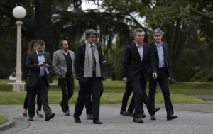 O presidente da Argentina, Mauricio Macri (2&ordm;D), ao lado de integrantes de seu gabinete no dia 6 de maio na resid&ecirc;ncia oficial