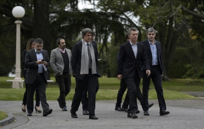 O presidente da Argentina, Mauricio Macri (2&ordm;D), ao lado de integrantes de seu gabinete no dia 6 de maio na resid&ecirc;ncia oficial