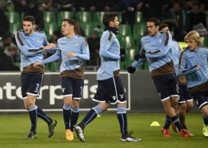 Jogadores da Lazio durante partida contra o Saint-Etienne, em Roma, no dia 10 de dezembro de 2015