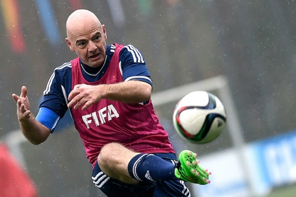 Infantino participa de uma partida de exibi&ccedil;&atilde;o em Zurique