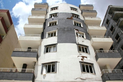 Pr&eacute;dio residencial danificado pela explos&atilde;o em Midyat