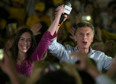 (Outubro) Mar&iacute;a Eugenia e Macri participam de um ato de campanha na cidade de Lanus
