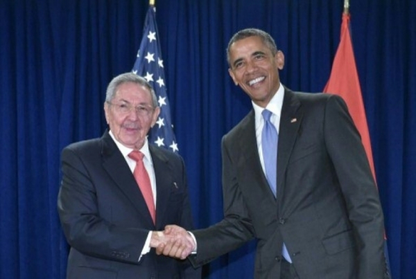 O presidente americano, Barack Obama, e seu colega cubano, Ra&uacute;l Castro, re&uacute;nem-se na Assembleia Geral da ONU, em Nova York, em 29 de setembro de 2015