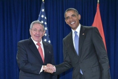 O presidente americano, Barack Obama, e seu colega cubano, Ra&uacute;l Castro, re&uacute;nem-se na Assembleia Geral da ONU, em Nova York, em 29 de setembro de 2015