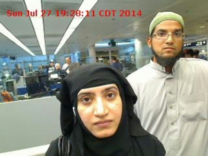 (Julho) Syed Farook e Tashfeen Malik, na alf&acirc;ndega do aeroporto internacional de Chicago