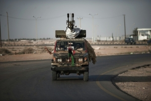 (Arquivo) Rebeldes l&iacute;bios dirigem um carro armado na regi&atilde;o de Ajdabiya, no dia 18 de julho de 2011