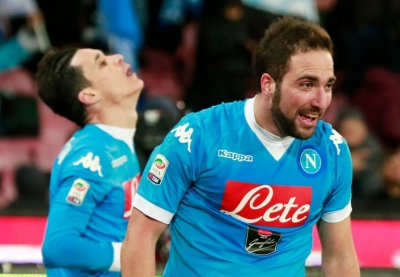 Gonzalo Higuain (D) comemora ao lado de Callej&oacute;n (E) um dos gols que marcou contra o Sassuolo, em 16 de janeiro, em N&aacute;poles