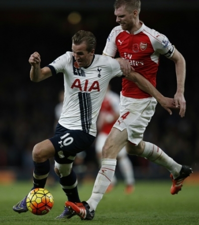 Arsenal's German defender Per Mertesacker (R) follows Tottenham Hotspur's English striker Harry Kane during the English Premier League football match between Arsenal and Tottenham Hotspur at the Emirates Stadium in London on November 8, 2015. AFP PHOTO / ADRIAN DENNIS RESTRICTED TO EDITORIAL USE. No use with unauthorized audio, video, data, fixture lists, club/league logos or 'live' services. Online in-match use limited to 75 images, no video emulation. No use in betting, games or single club/league/player publications.