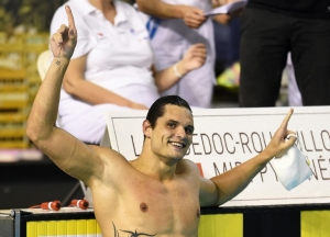Manaudou comemora o t&iacute;tulo franc&ecirc;s conquistado em 3 de abril, em Montpellier