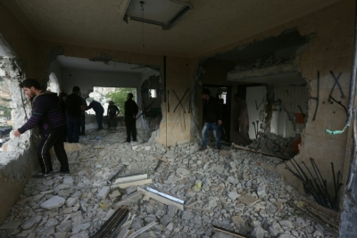 Palestinos observam casa destru&iacute;da em Nablus em 3 de maio de 2016