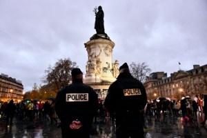 (Arquivo) Policiais montam guarda em uma pra&ccedil;a de Paris