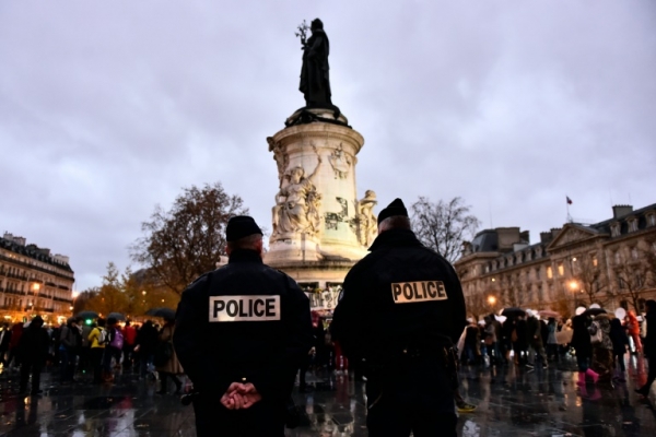 (Arquivo) Policiais montam guarda em uma pra&ccedil;a de Paris