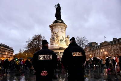 (Arquivo) Policiais montam guarda em uma pra&ccedil;a de Paris