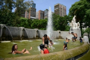 Argentinos tentam fugir do calor, em Buenos Aires, em 28 de dezembro de 2015