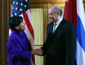 A secret&aacute;ria de Com&eacute;rcio dos EUA, Penny Pritzker, e o ministro cubano do Com&eacute;rcio Exterior, Rodrigo Malmierca, em Washington, DC, no dia 17 de fevereiro de 2016