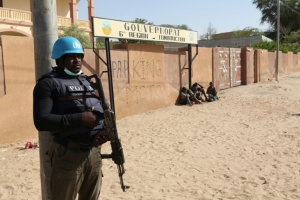 (Arquivo) Um boina azul &eacute; visto montando guarda perto do aeroporto de Timbuktu, centro de Mali, em 4 de fevereiro de 2016