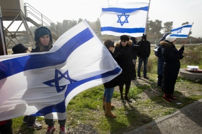 Israelenses participam do funeral de Dafna Meir, morta a facadas por um palestino, em Otniel, Cisjord&acirc;nia, no dia 18 de janeiro de 2016
