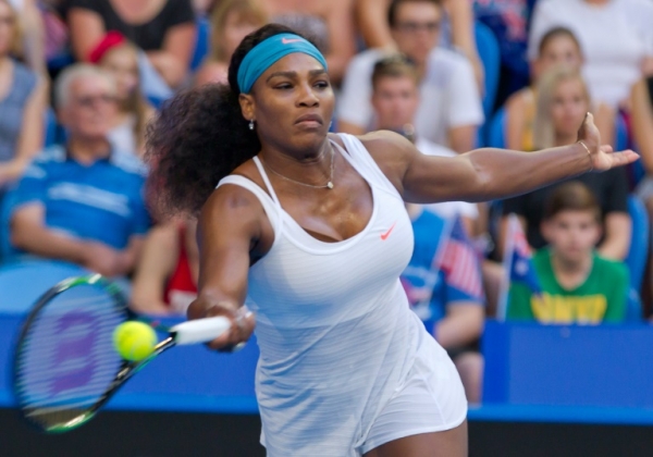 Serena Williams em a&ccedil;&atilde;o durante partida contra Jamila Wolfe, em Perth, no dia 5 de janeiro de 2016