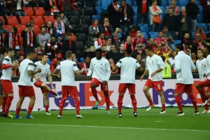 Os jogadores do Liverpool participam de aquecimento antes do in&iacute;cio da partida contra o Sevilla, na Basileia, no dia 18 de maio de 2016