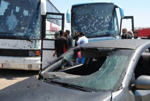 Quatro atentados suicidas em Bagd&aacute; e Basra e disparos de obuses perto da capital deixaram 22 mortos nesta segunda-feira e pelo menos 70 feridos, informaram fontes oficiais