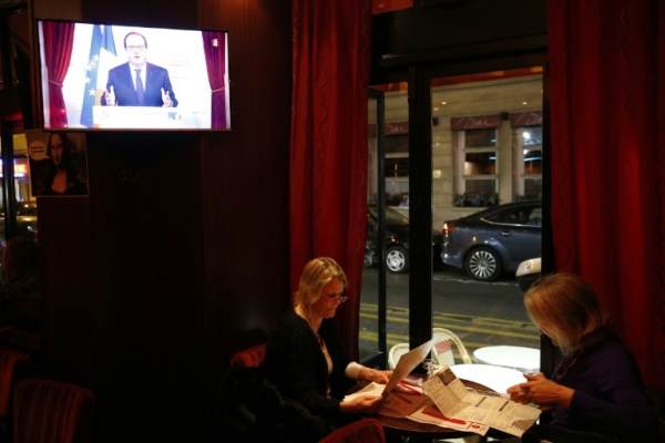 Televis&atilde;o em restaurante exibe discurso do presidente franc&ecirc;s, Fran&ccedil;ois Hollande, em 31 de dezembro de 2015, em Paris
