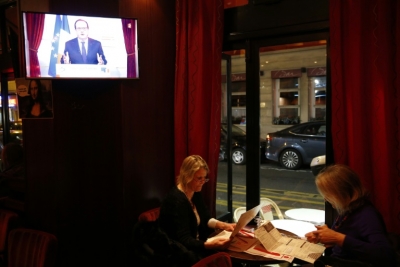 Televis&atilde;o em restaurante exibe discurso do presidente franc&ecirc;s, Fran&ccedil;ois Hollande, em 31 de dezembro de 2015, em Paris
