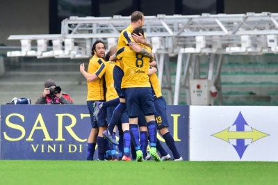 (Arquivo) Jogadores do Hellas Verona comemoram gol durante partida contra a Inter Milan, em Verona, no dia 7 de fevereiro de 2016