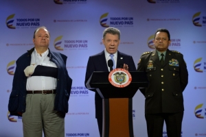O presidente da Col&ocirc;mbia, Juan Manuel Santos (C), discursa ao lado do ministro da Defesa, Luis Carlos Villegas (E) e do novo comandante da Pol&iacute;cia Nacional, Jorge Hernando Nieto (D), em 17 de fevereiro de 2016 em Bogot&aacute;