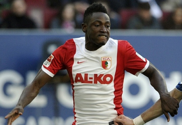 Augsburg&rsquo;s Abdul Rahman Baba and Wolfsburg&rsquo;s Daniel Caligiuri (r) vie for the ball during the German first division Bundesliga football match FC Augsburg v VfL Wolfsburg in Augsburg, Germany, on March 7, 2015. AFP PHOTO / PHILLIP GUELLAND DFL RULES TO LIMIT THE ONLINE USAGE DURING MATCH TIME TO 15 PICTURES PER MATCH. IMAGE SEQUENCES TO SIMULATE VIDEO IS NOT ALLOWED AT ANY TIME. FOR FURTHER QUERIES PLEASE CONTACT DFL DIRECTLY AT + 49 69 650050.