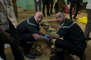 For&ccedil;as francesas atendem feridos em ataque contra hotel em Uagadug&uacute; em 15 de janeiro de 2016