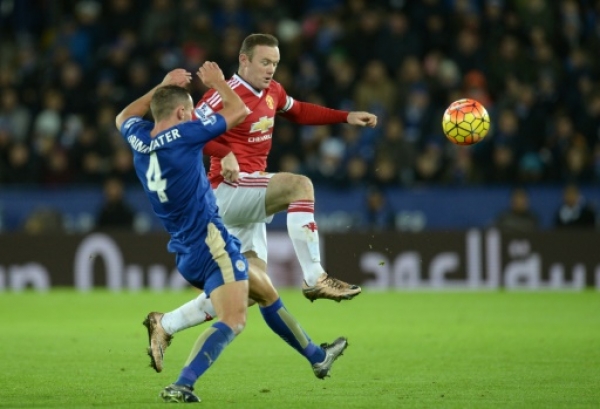 Manchester United's English striker Wayne Rooney (R) vies with Leicester City's English midfielder Danny Drinkwater during the English Premier League football match between Leicester City and Manchester United at the King Power Stadium in Leicester, central England on November 28, 2015. AFP PHOTO / OLI SCARFF RESTRICTED TO EDITORIAL USE. No use with unauthorized audio, video, data, fixture lists, club/league logos or 'live' services. Online in-match use limited to 75 images, no video emulation. No use in betting, games or single club/league/player publications.