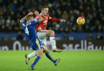Manchester United's English striker Wayne Rooney (R) vies with Leicester City's English midfielder Danny Drinkwater during the English Premier League football match between Leicester City and Manchester United at the King Power Stadium in Leicester, central England on November 28, 2015. AFP PHOTO / OLI SCARFF RESTRICTED TO EDITORIAL USE. No use with unauthorized audio, video, data, fixture lists, club/league logos or 'live' services. Online in-match use limited to 75 images, no video emulation. No use in betting, games or single club/league/player publications.