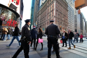 Policiais patrulham as ruas de Nova York, no dia 25 de novembro de 2015