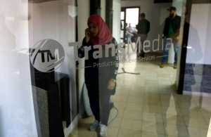 Funcion&aacute;rios na emissora ap&oacute;s a entrada de soldados israelenses