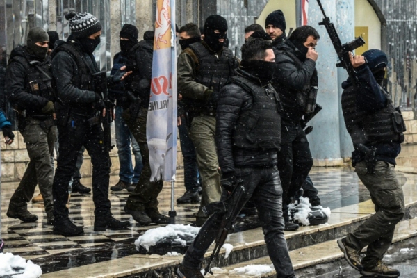 Policiais turcos em Diyarbakir, ap&oacute;s o fim de toque de recolher na cidade em 31 de dezembro de 2015